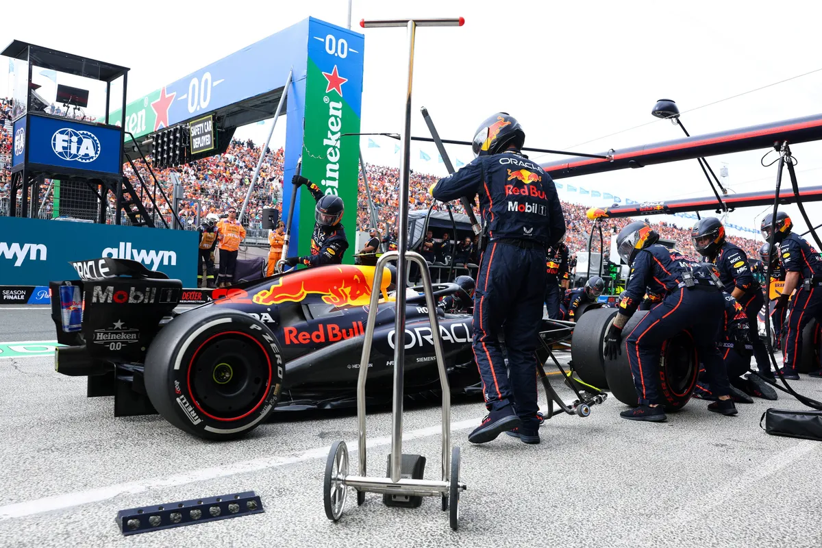 Red Bull-coureur Yuki Tsunoda tijdens een pitstop in Zandvoort