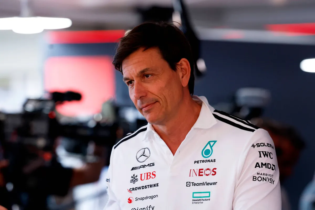 Mercedes-baas Toto Wolff staat de pers te woord in Oostenrijk