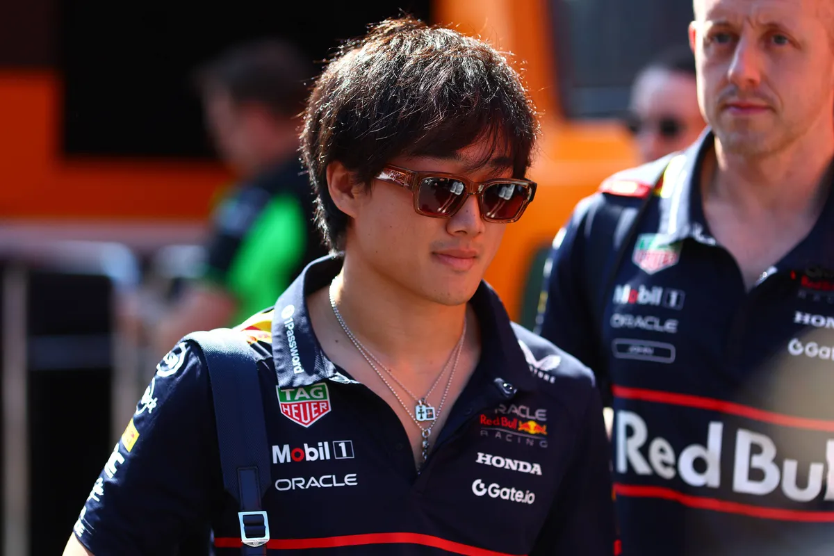 Red Bull-coureur Yuki Tsunoda arriveert in de F1-paddock in Hongarije