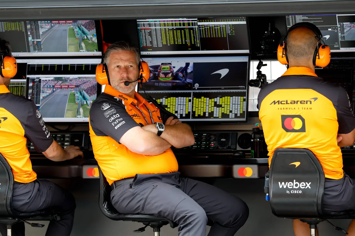 McLaren Racing-CEO Zak Brown op de pitmuur in Hongarije
