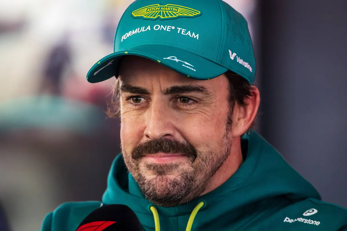 Aston Martin-coureur Fernando Alonso lacht voor de camera