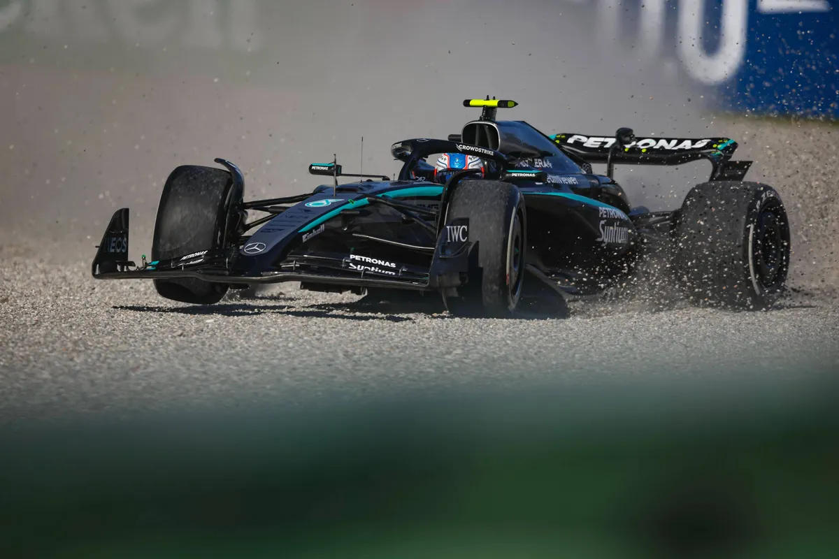 Mercedes-coureur Kimi Antonelli staat in het grind in Italië