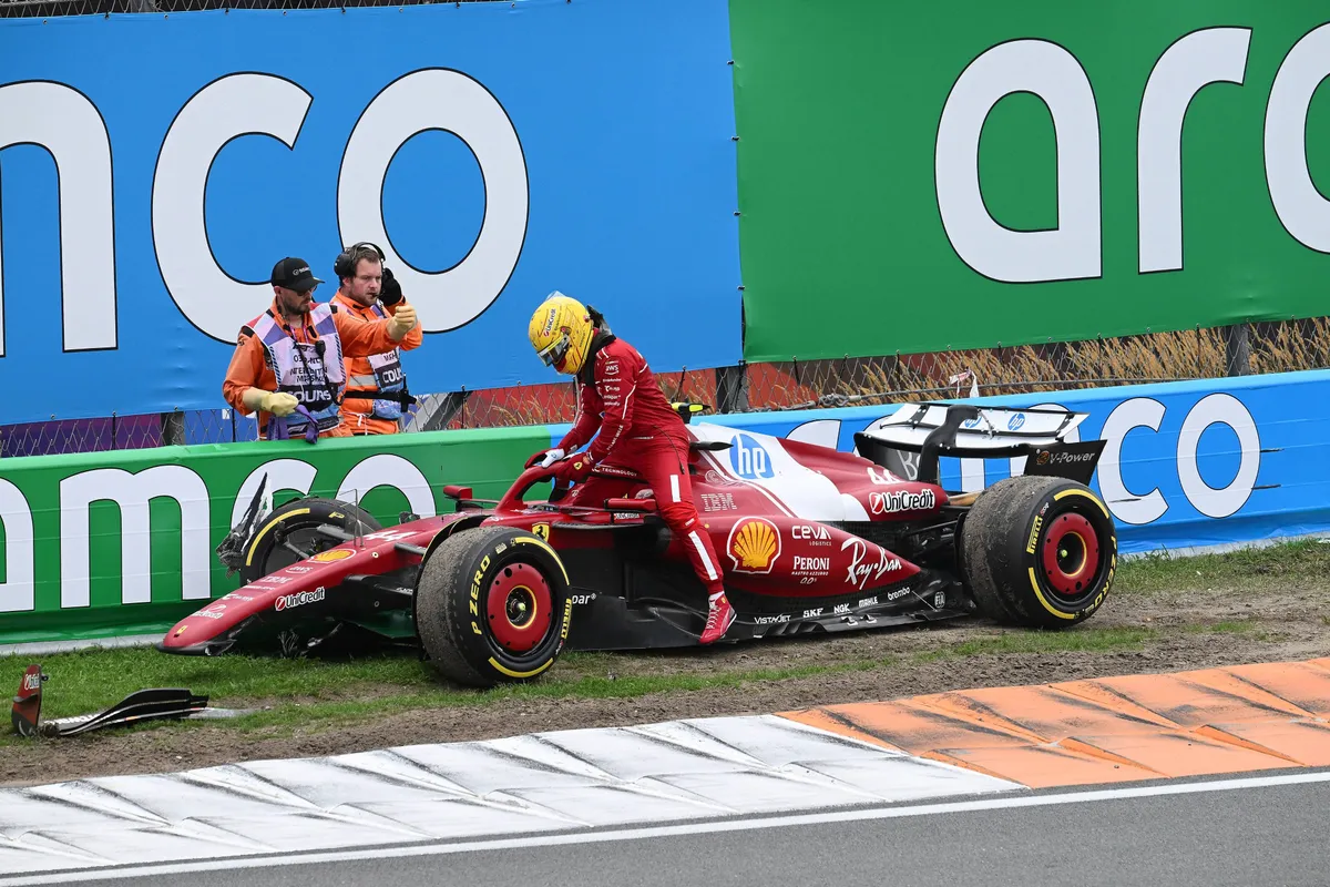 Ferrari-coureur Lewis Hamilton na zijn crash in Zandvoort