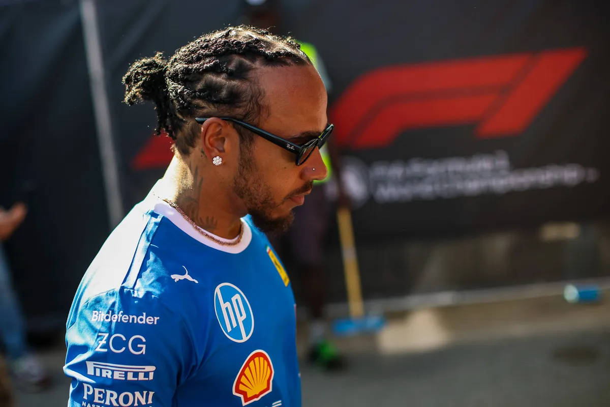 Ferrari-coureur Lewis Hamilton in de paddock in Italië