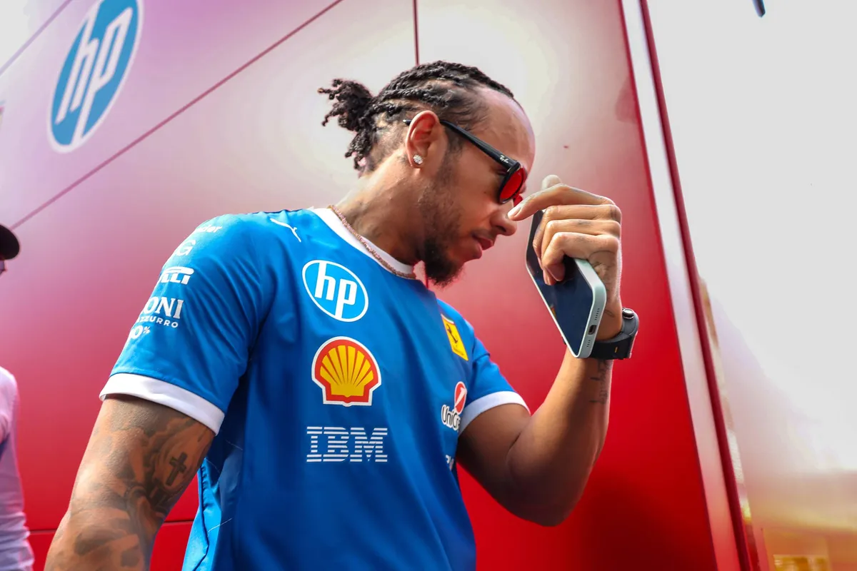 Ferrari-coureur Lewis Hamilton in de F1-paddock in Italië