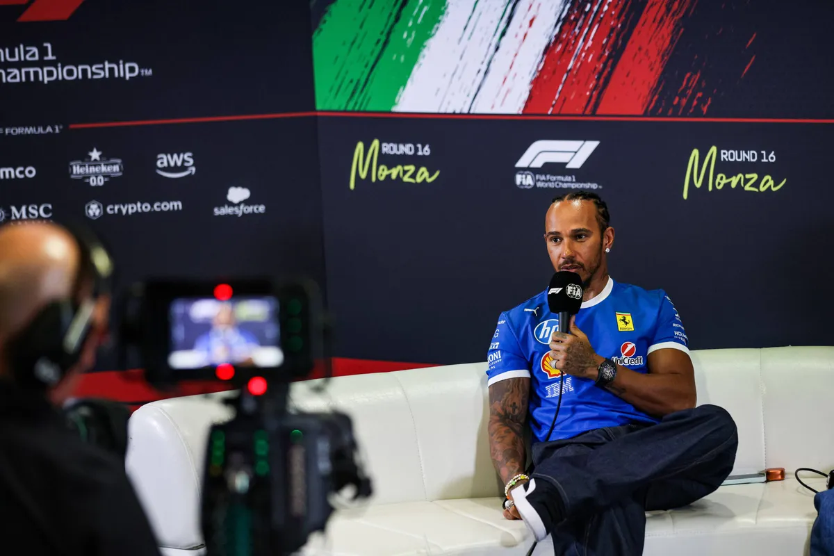 Ferrari-coureur Lewis Hamilton tijdens de persconferentie in Italië
