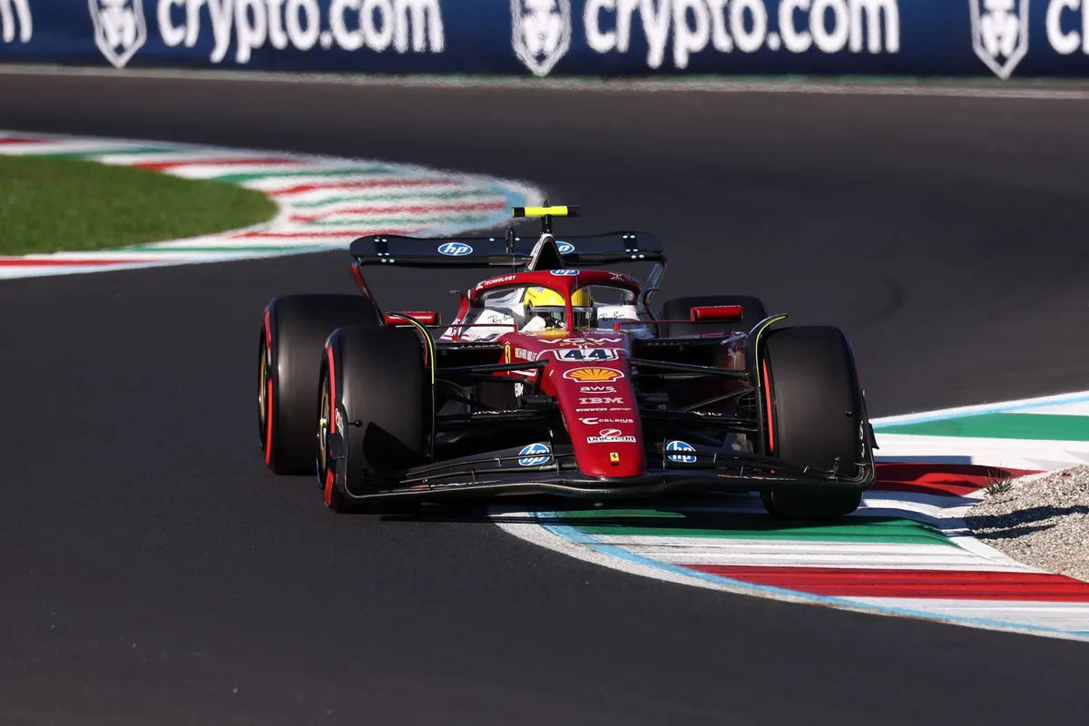 Ferrari-coureur Lewis Hamilton tijdens VT3 in Italië