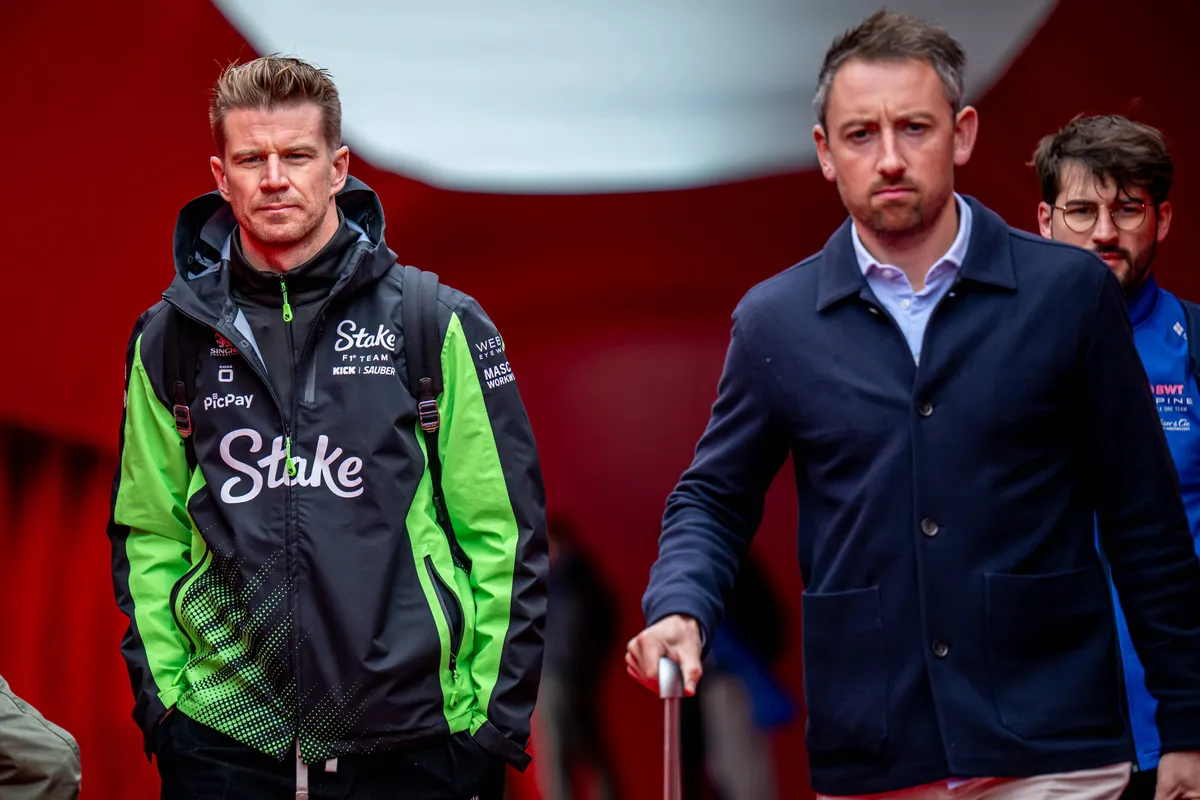 Sauber-coureur Nico Hülkenberg in de F1-paddock in Azerbeidzjan