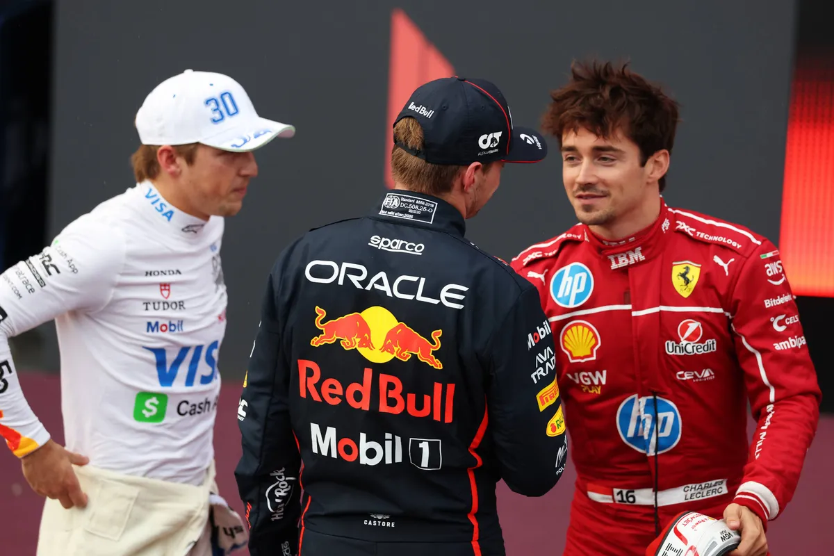 Max Verstappen wordt gefeliciteerd door Charles Leclerc na de kwalificatie in Azerbeidzjan