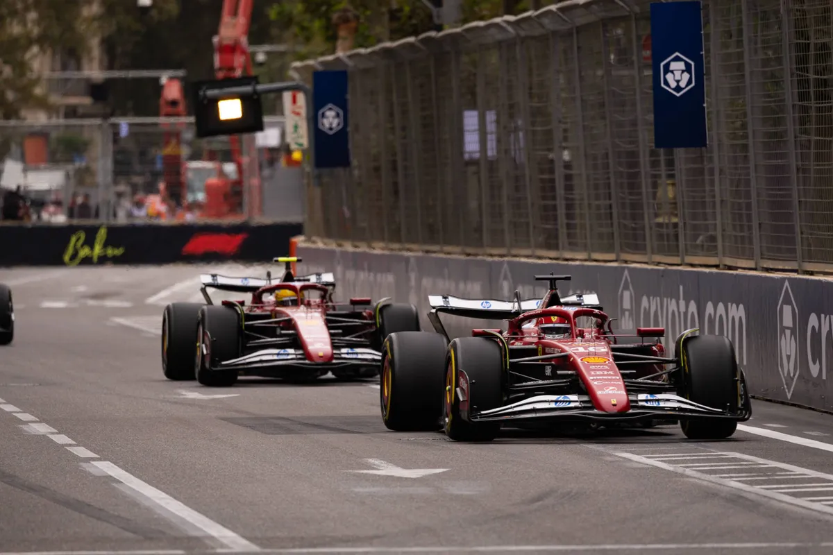 Lewis Hamilton achtervolgt Charles Leclerc in de straten van Azerbeidzjan