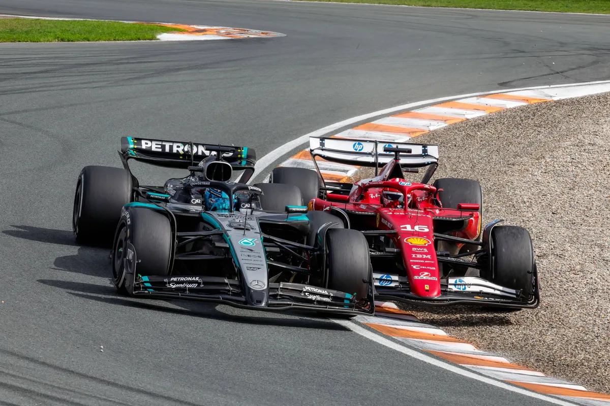 Charles Leclerc plant zijn Ferrari in de zijkant van de Mercedes van George Russell
