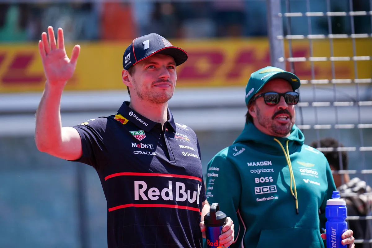 Max Verstappen en Fernando Alonso arriveren op de grid voor een Formule 1-race