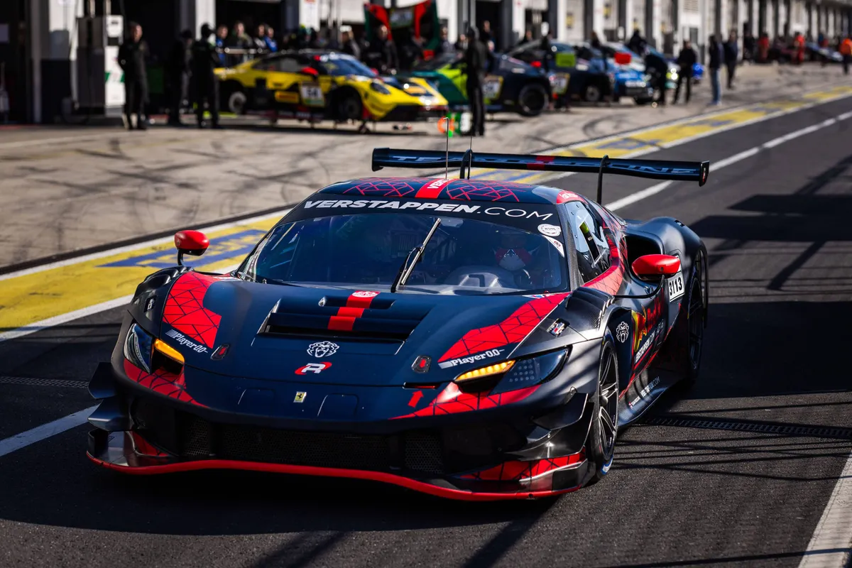 Max Verstappen tijdens de NLS-test op de Nürburgring met de Ferrari 296 GT3-bolide