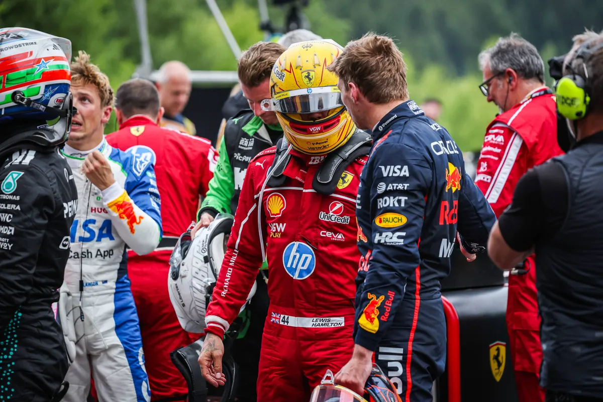 Max Verstappen en Lewis Hamilton hebben een onderonsje na de race in België