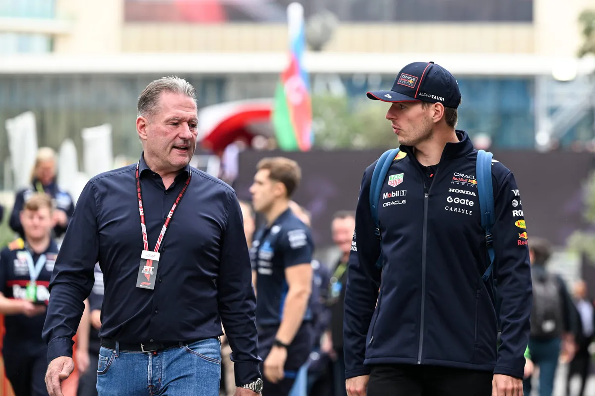 Max Verstappen en Jos Verstappen in de Formule 1-paddock in Azerbeidzjan