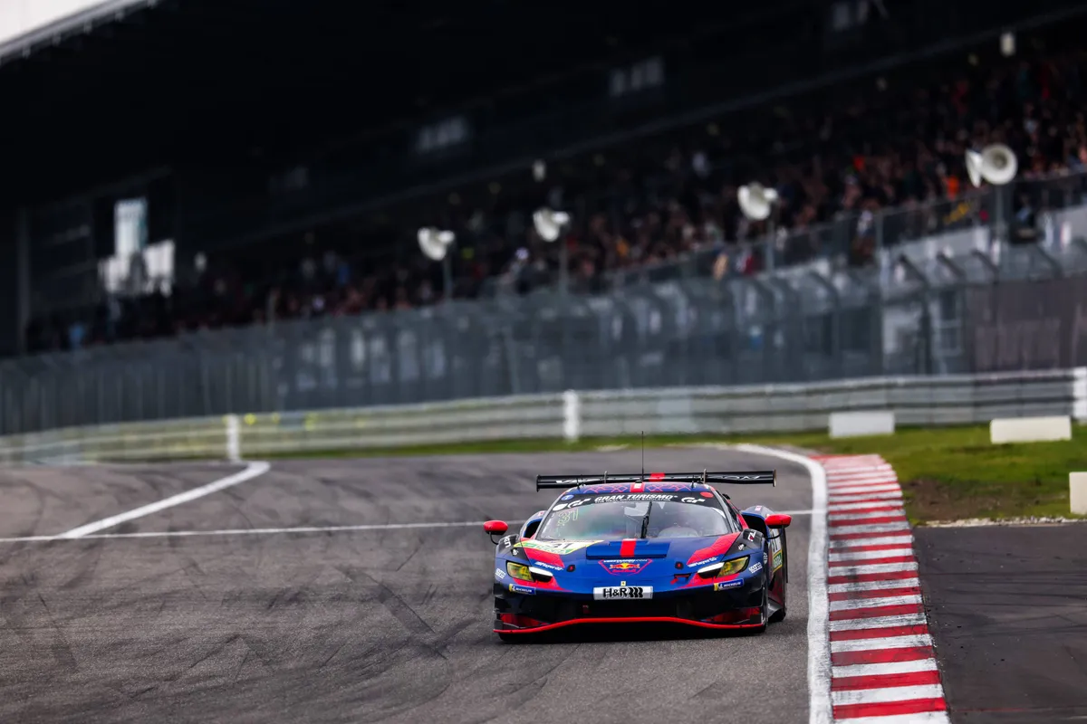 Max Verstappen in de Ferrari 296 GT3 op de Nürburgring Nordschleife