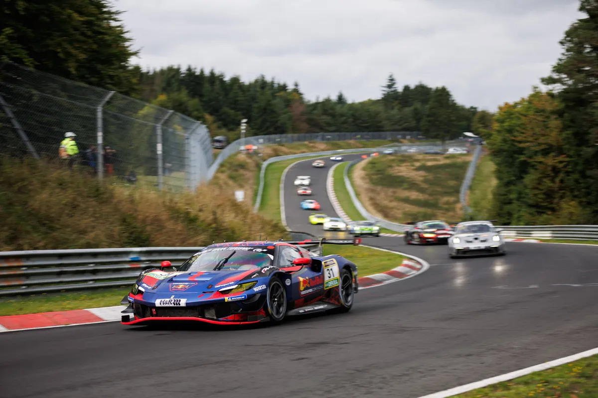 Max Verstappen in zijn Ferrari 296 GT3 tijdens de openingsronde op de Nürburgring Nordschleife