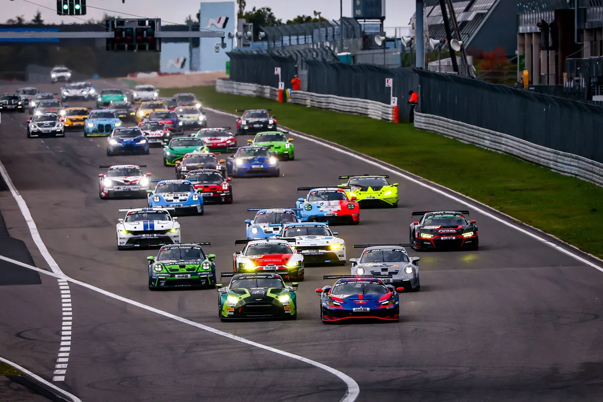 De start van de NLS-race op de Nürburgring met Max Verstappen aan de leiding