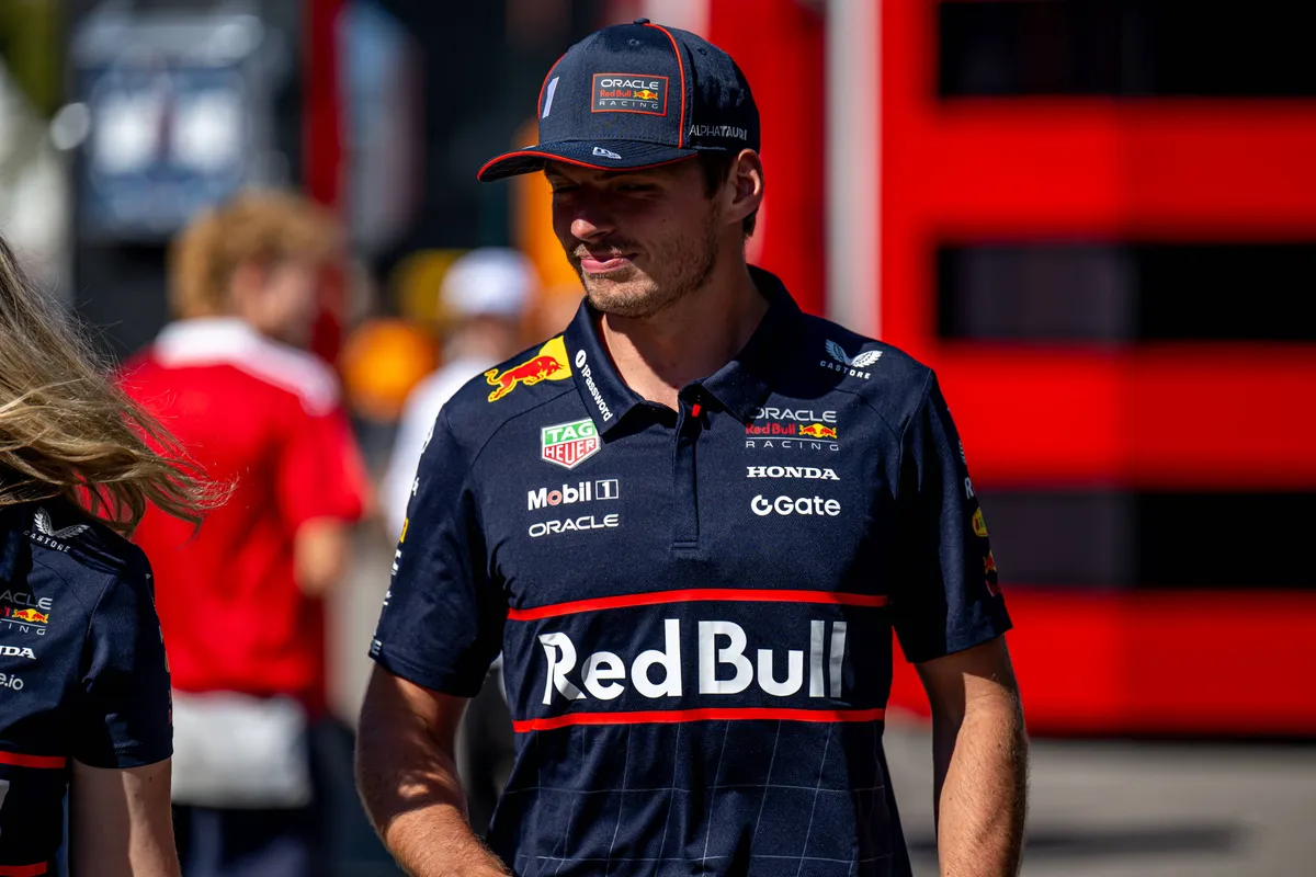 Red Bull-coureur Max Verstappen in de F1-paddock in Italië
