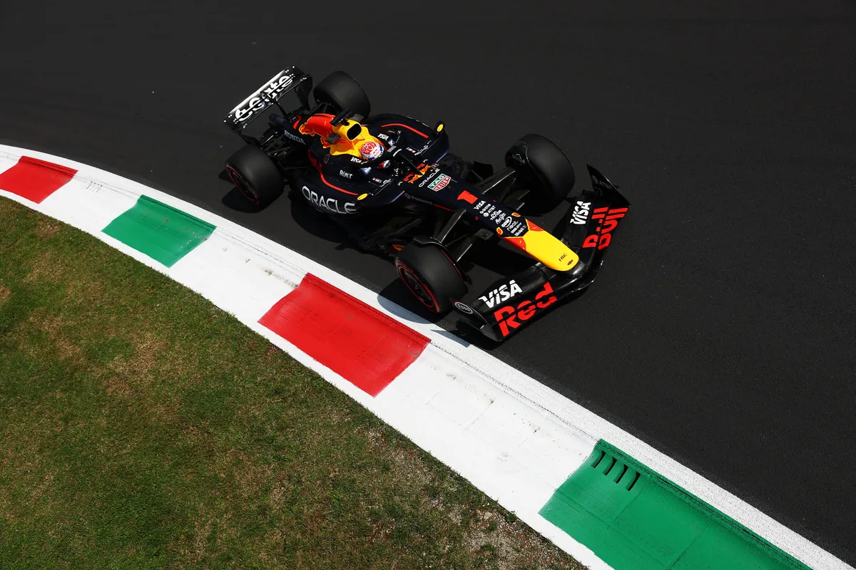 Max Verstappen in zijn Red Bull tijdens VT1 in Italië