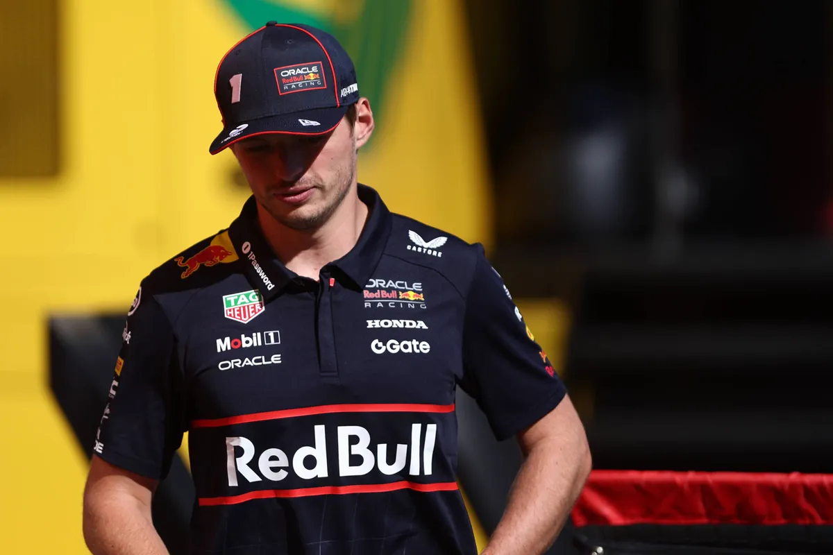 Red Bull-coureur Max Verstappen in de F1-paddock in Monza