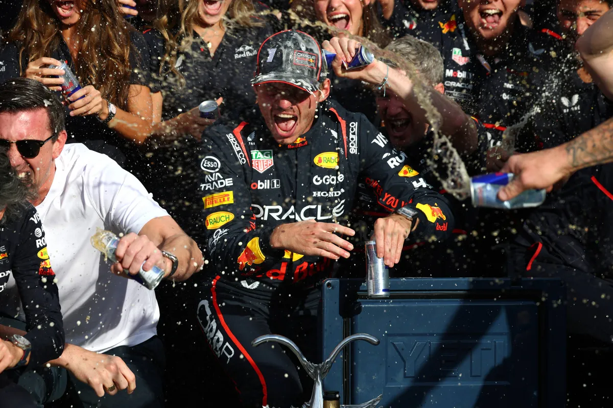 Max Verstappen viert feest met Red Bull na zijn zege in Italië