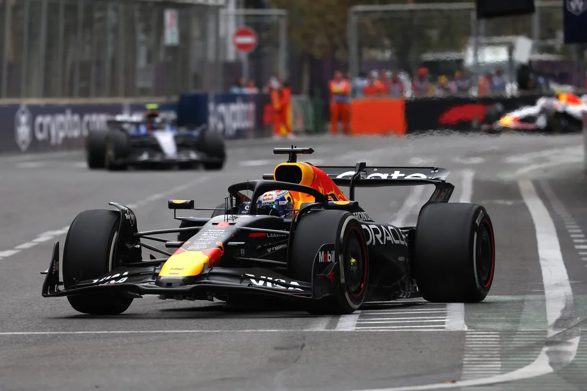 Red Bull-coureur Max Verstappen in actie tijdens de race in Azerbeidzjan