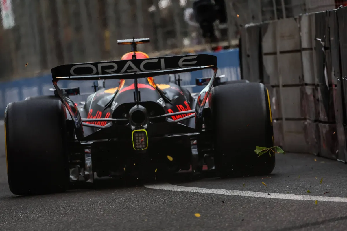Max Verstappen scheurt door de bocht in Baku in zijn Red Bull Racing RB21-auto