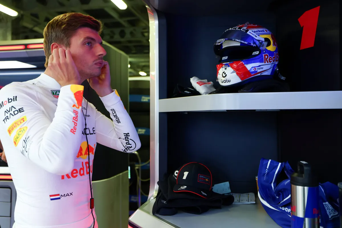 Red Bull-coureur Max Verstappen maakt zich in de garage klaar voor de kwalificatie in Azerbeidzjan