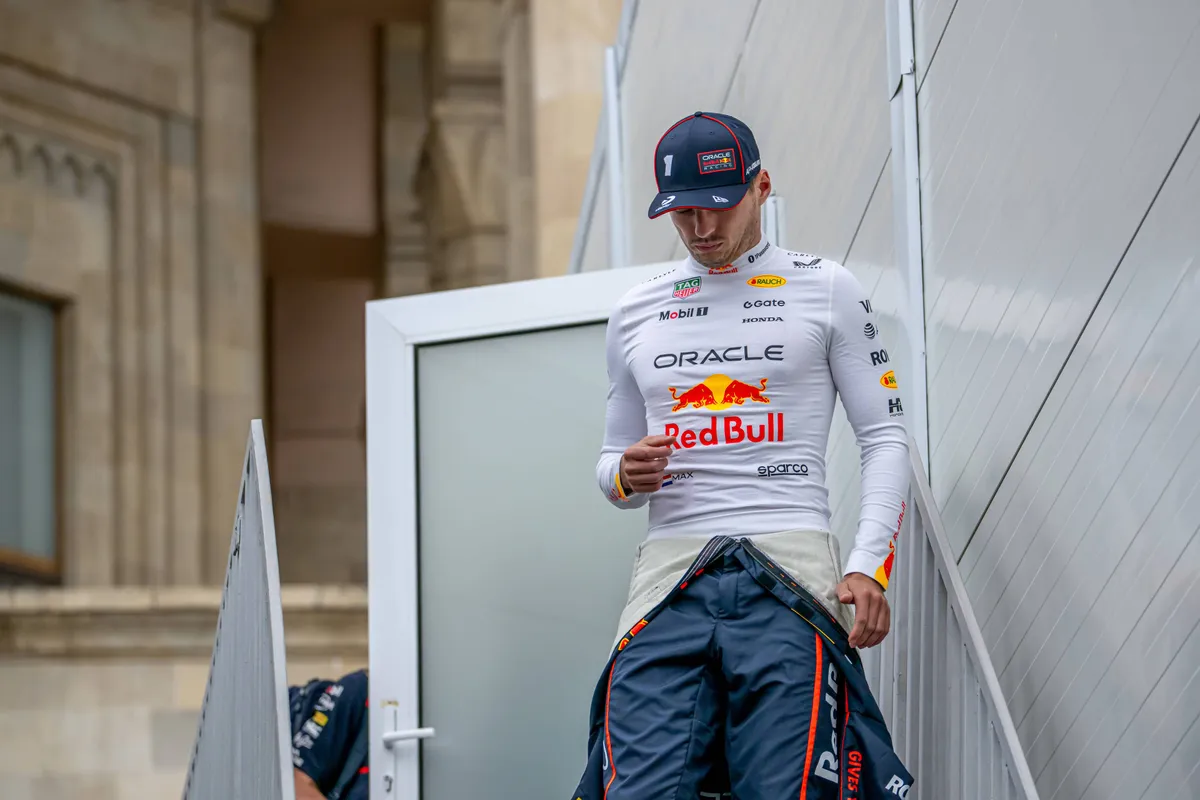 Red Bull-coureur Max Verstappen loopt zijn motorhome uit in Azerbeidzjan