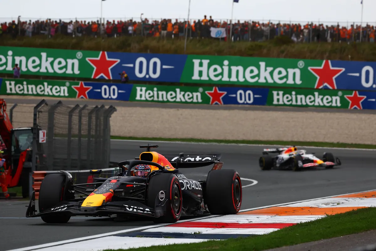 Max Verstappen in gevecht met Isack Hadjar in Zandvoort