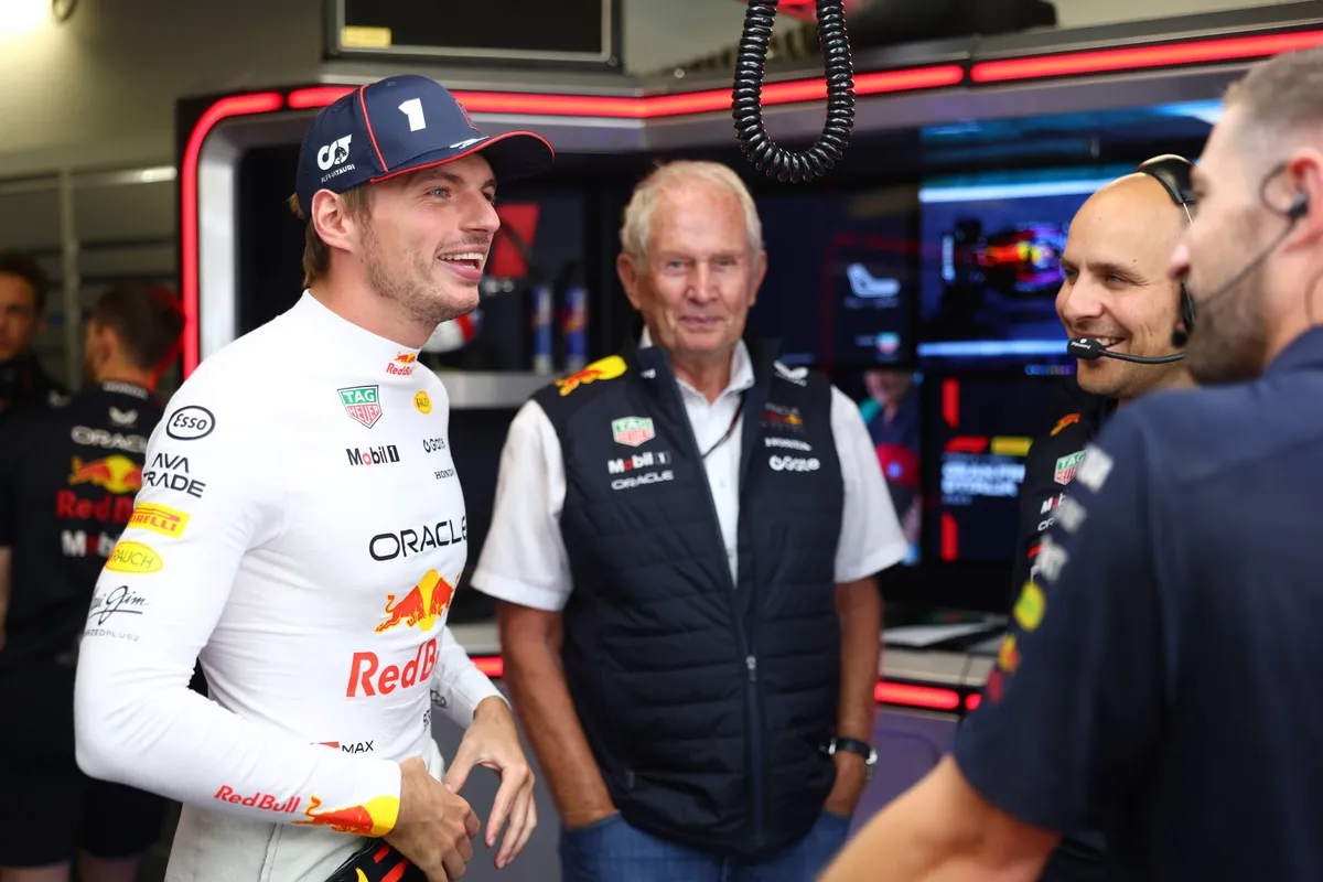 Max Verstappen en Helmut Marko lachen in de Red Bull-garage in Monza