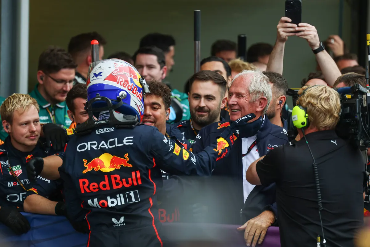 Helmut Marko en Max Verstappen na de race in Azerbeidzjan