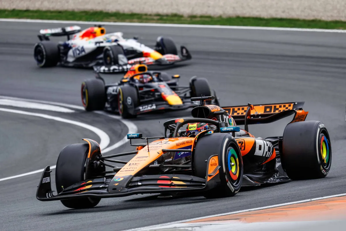 Oscar Piastri, Max Verstappen en Isack Hadjar tijdens de GP van Nederland