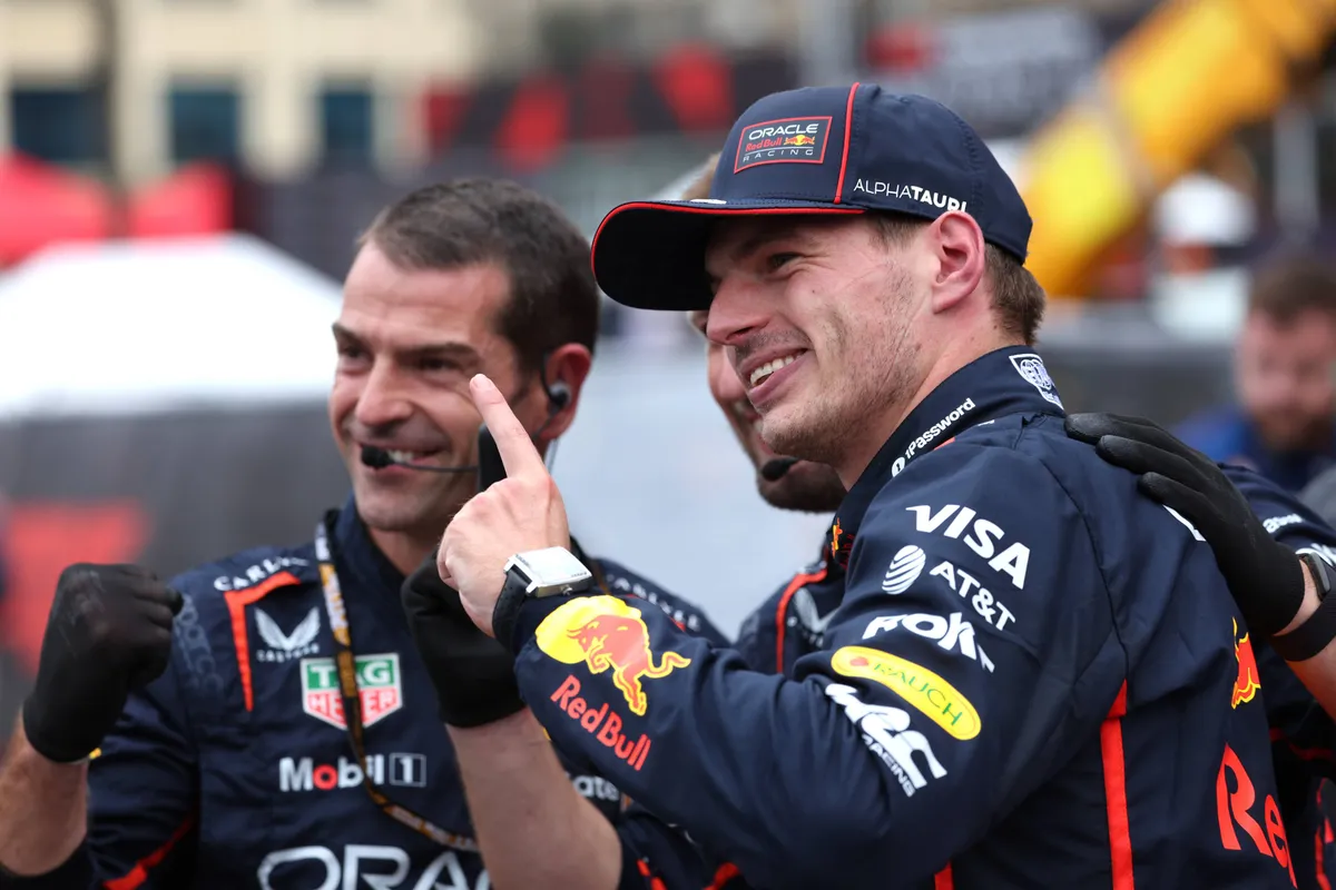 Max Verstappen met zijn monteurs na zijn zege in Azerbeidzjan