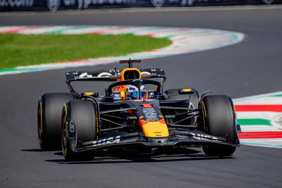 De Red Bull RB21 van Max Verstappen tijdens VT2 in Monza