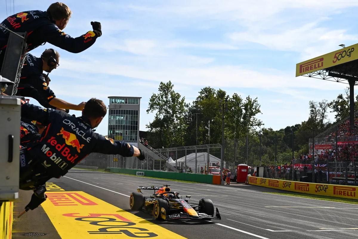 Max Verstappen komt als winnaar over de streep tijdens de GP van Italië