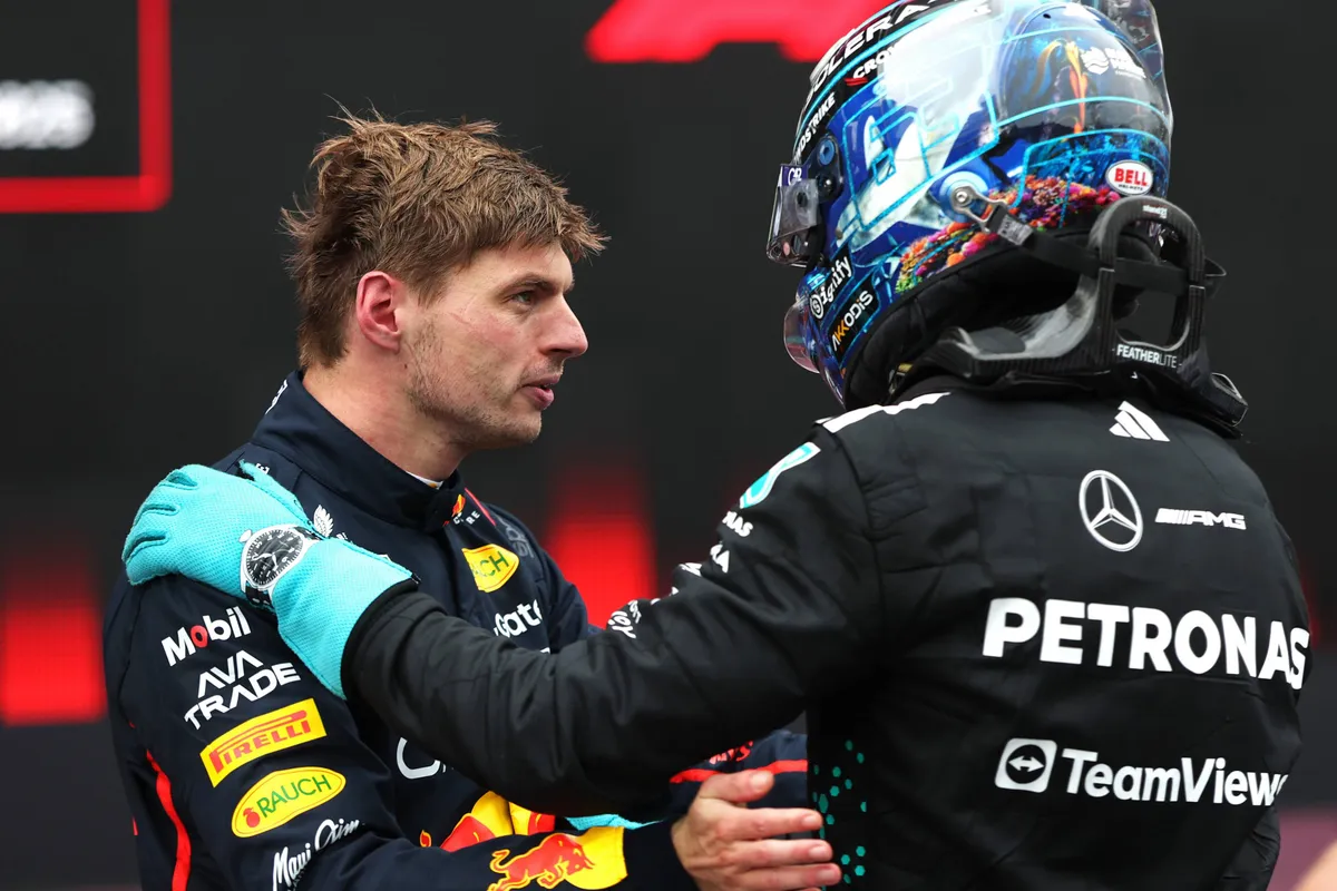 Max Verstappen wordt gefeliciteerd door George Russell na de race in Azerbeidzjan