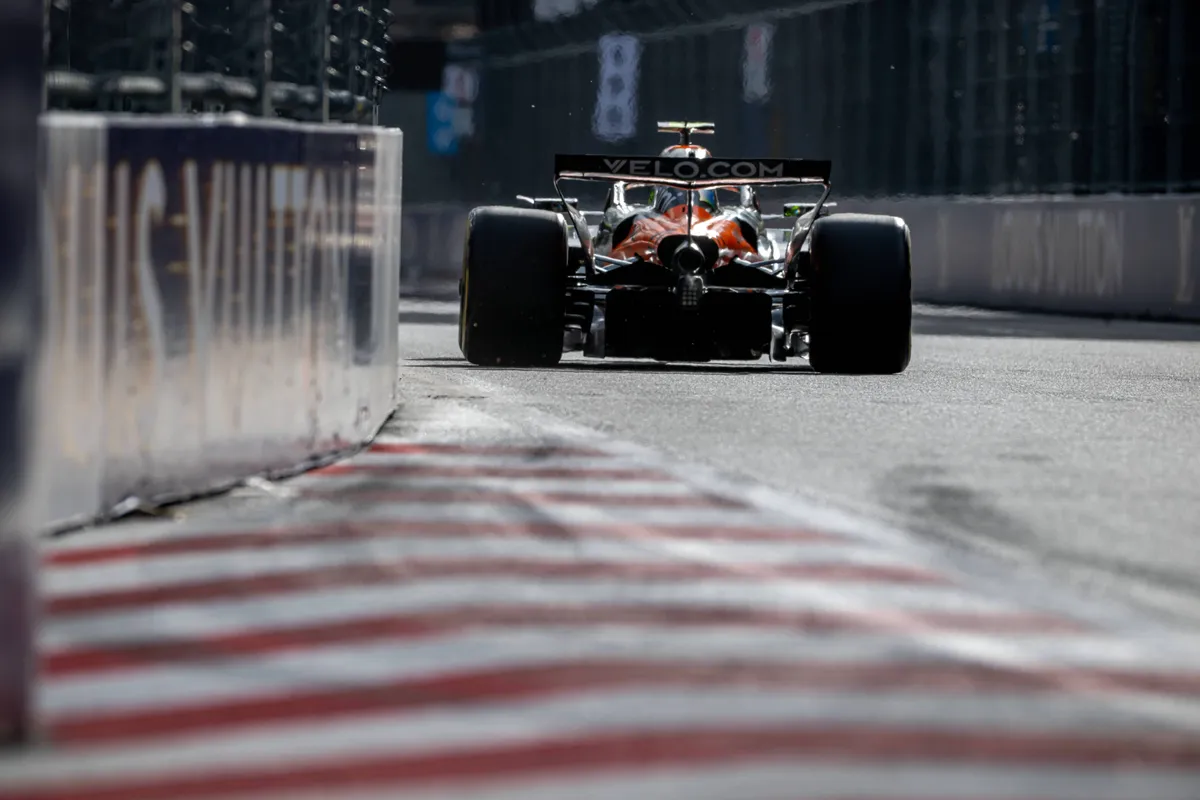 McLaren-coureur Lando Norris op het Baku City Circuit