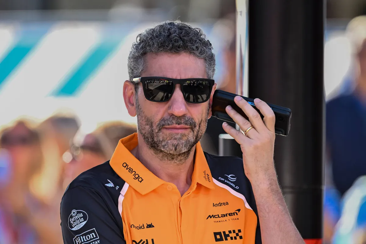 McLaren-teambaas Andrea Stella aan de telefoon in de paddock in Italië
