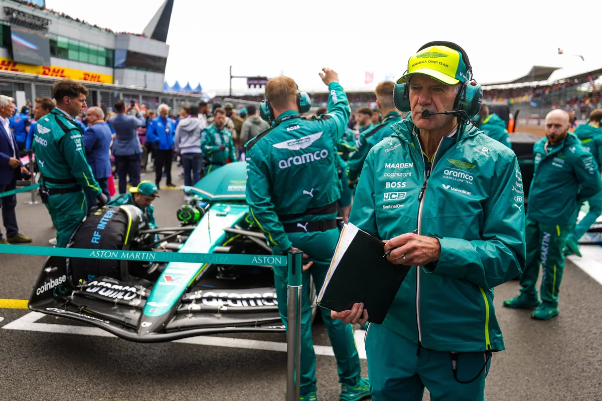 Aston Martin-topman Adrian Newey op de grid in Silverstone