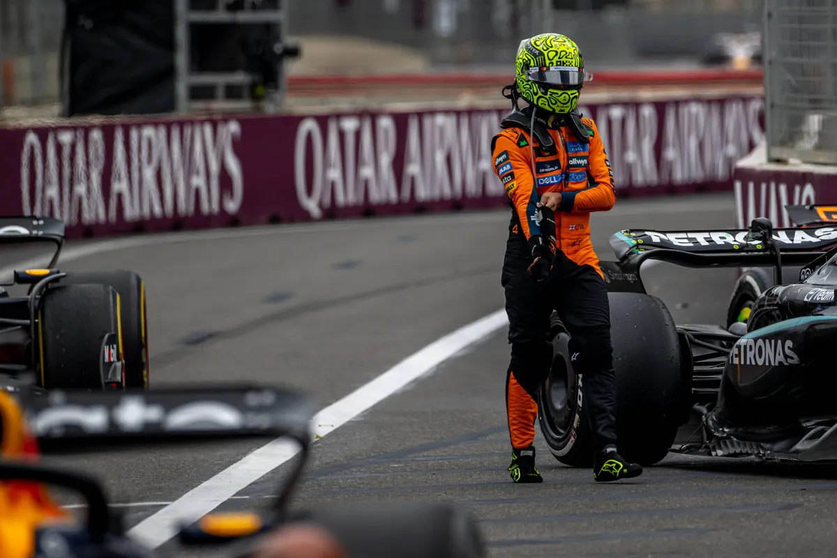 Lando Norris stapt teleurgesteld uit zijn McLaren na de race in Azerbeidzjan