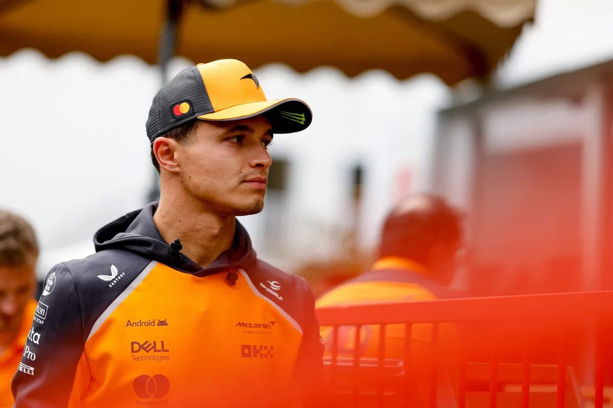 McLaren-coureur Lando Norris in de F1-paddock in Azerbeidzjan