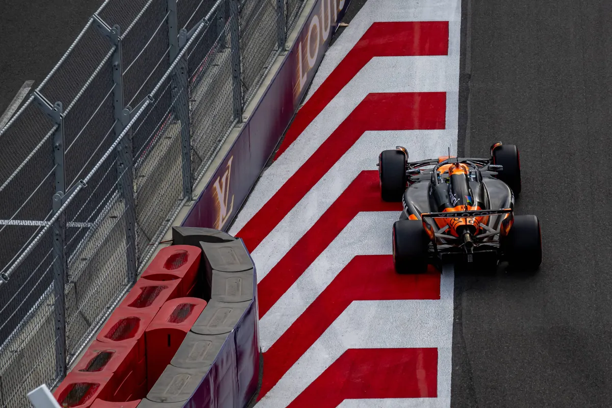 Oscar Piastri met zijn McLaren op het Baku City Circuit