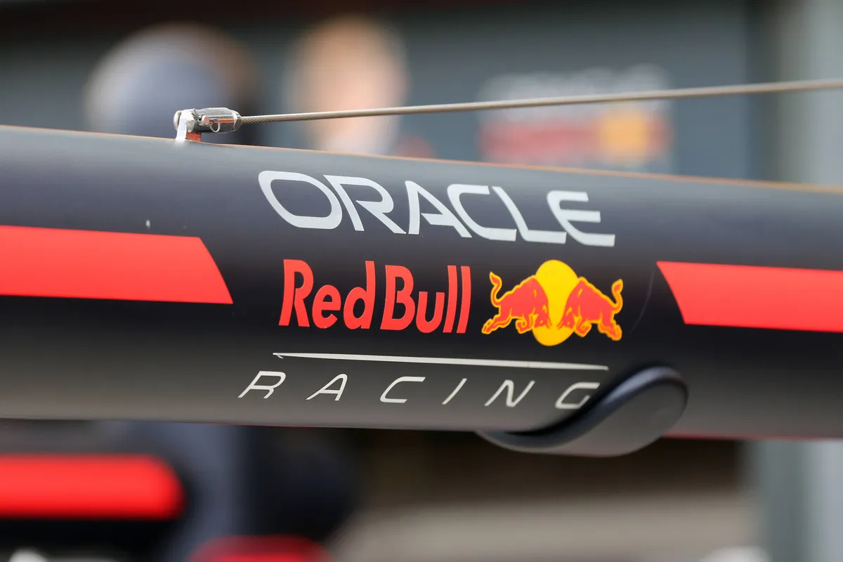 Het logo van Red Bull Racing in de Formule 1-pitstraat