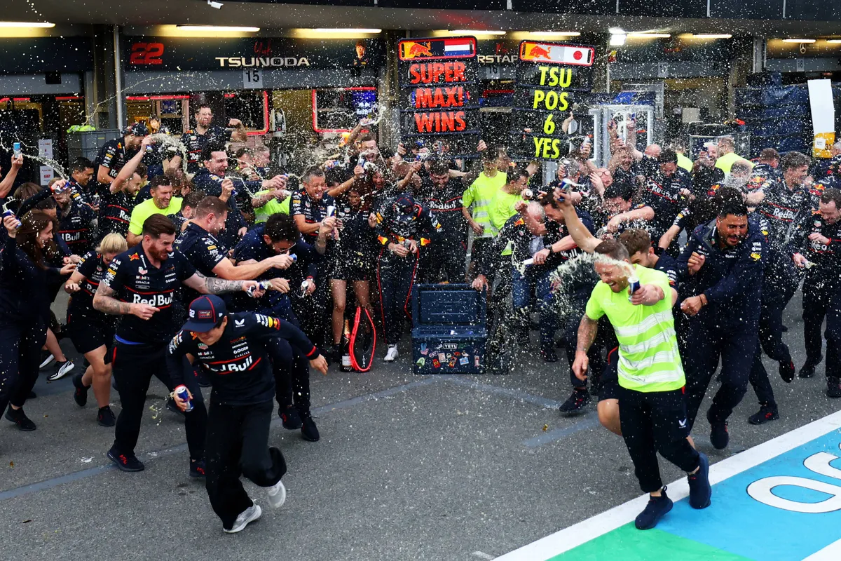 Het gehele Red Bull-team viert feest na de race in Bakoe
