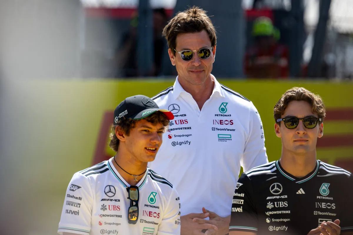 Mercedes-baas Toto Wolff met zijn coureurs George Russell [rechts] en Kimi Antonelli [links] op de grid in Italië