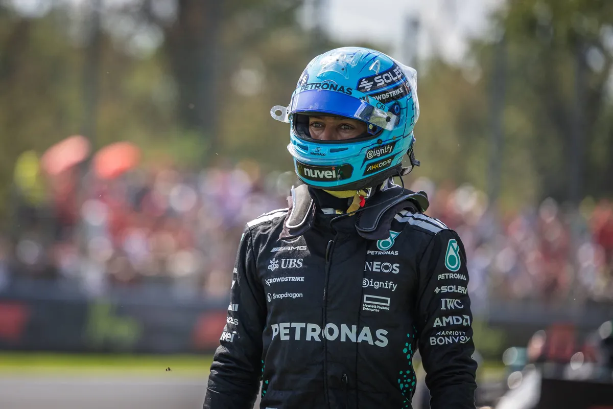 Mercedes-coureur George Russell tijdens de eerste vrije training in Italië, nadat zijn auto het begaf
