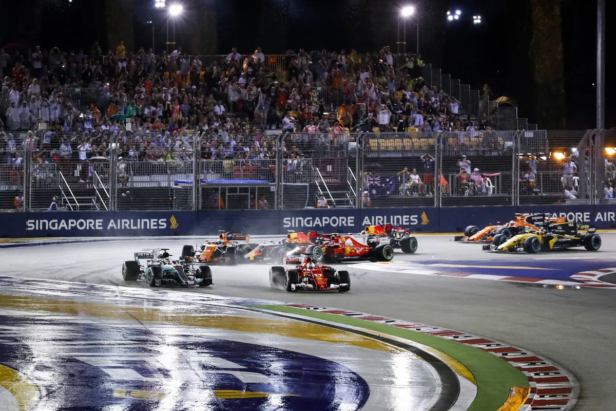 De start van de Grand Prix van Singapore in 2017, na de crash van Max Verstappen, Sebastian Vettel en Kimi Raikkonen