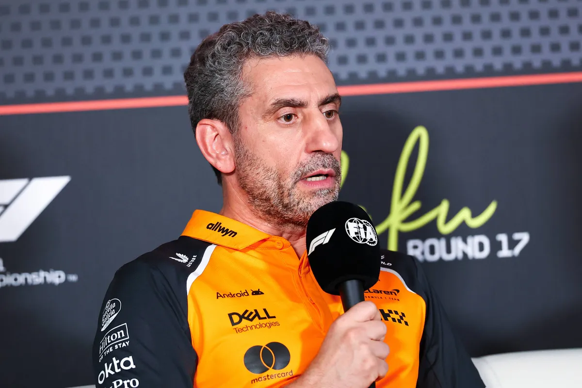 McLaren-teambaas Andrea Stella tijdens de persconferentie in Azerbeidzjan